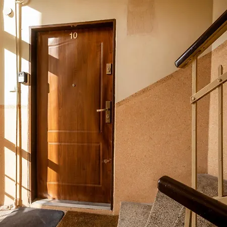 Centre Comfort By Bookinghost *